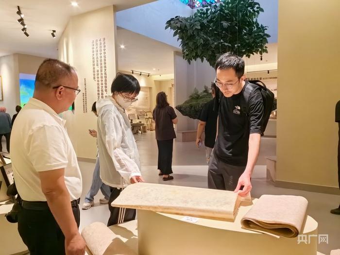 游客在桑皮纸展示馆参观 （央广网记者丁安 摄）